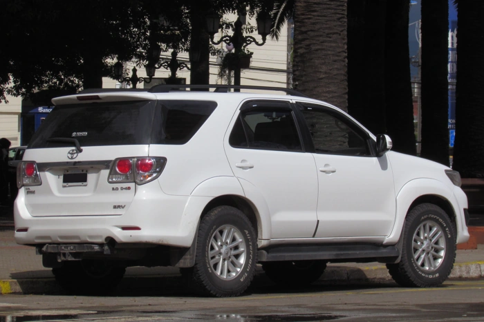 Perspectiva traseira de uma SW4 branca. Falando sobre o seguro toyota sw4.