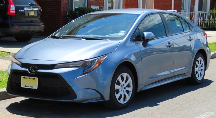 Toyota Corolla na cor azul. Explicando quanto custa o consórcio de um corolla 0 km.