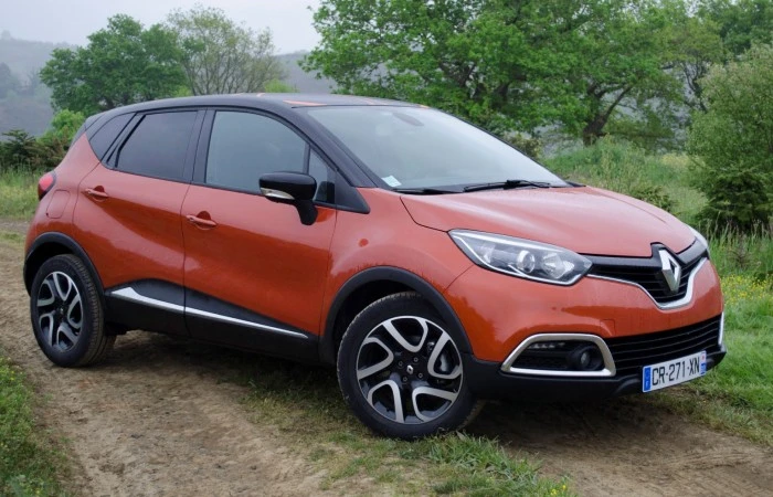 Renault Captur na cor laranja. Falando sobre seguro captur.
