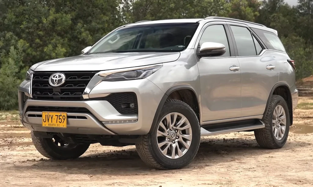 Toyota SW4 na cor prata. Falando sobre o seguro toyota sw4.