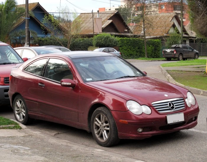 Mercedes-Benz C230 na cor grená. Falando sobre seguro mercedes c 230.