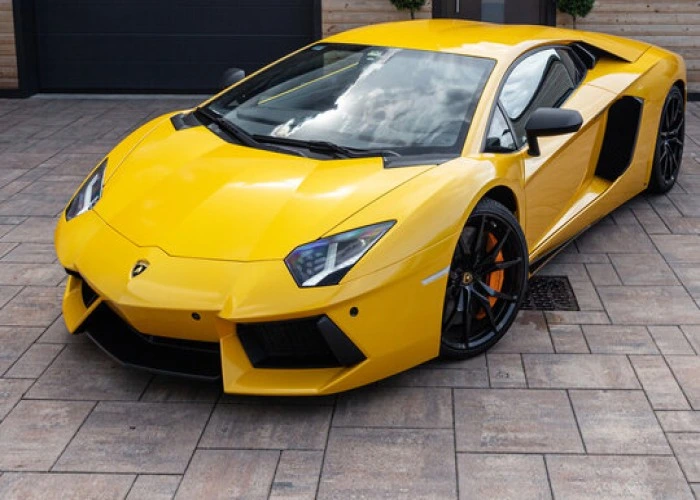 Lamborghini amarela. Falando sobre o seguro lamborghini.