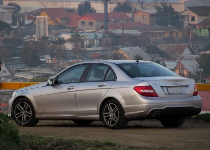 Perspectiva traseira de uma Mercedes-Benz C180 prata. Falando sobre o seguro mercedes c180.