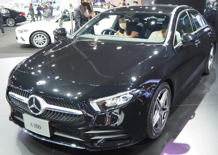 Mercedes-Benz A200 na cor preta. Falando sobre o seguro mercedes a200.