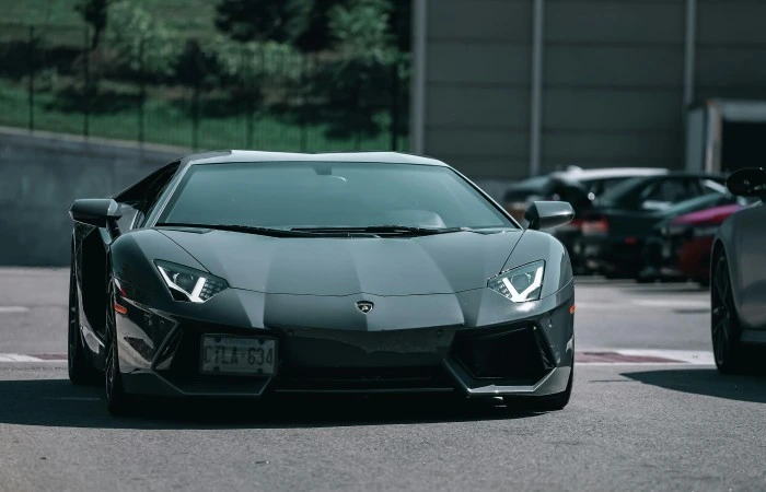 Visão frontal de uma Lamborghini Aventador na cor preta. Falando sobre o seguro lamborghini aventador.