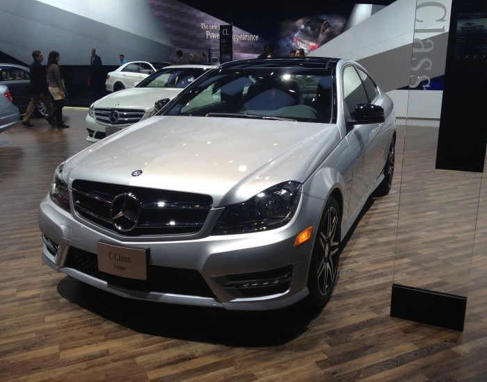 Mercedes-Benz na cor prata. Falando sobre o seguro mercedes c250.