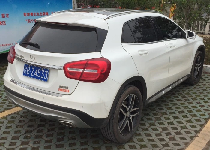 Perspectiva traseira de uma Mercedes-Benz GLA 200 na cor branca. Falando sobre o seguro mercedes gla 200.