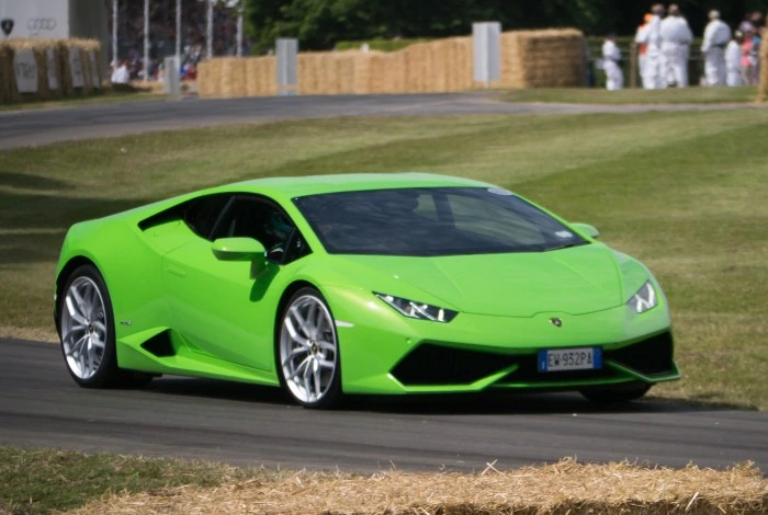 Lamborghini Huracan na cor verde claro. Falando sobre o lamborghini huracan seguro.