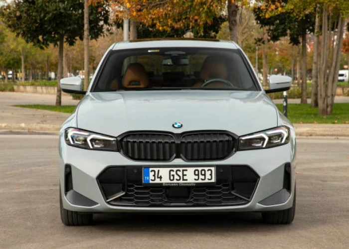 Visão frontal de uma BMW 320i na cor branca. Falando sobre quanto custa o consórcio de uma bmw 320i.