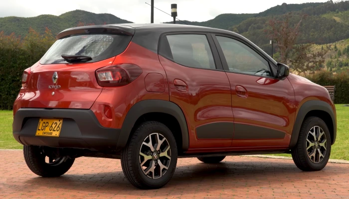 Perspectiva traseira de um Renault Kwid. Falando sobre o seguro kwid.