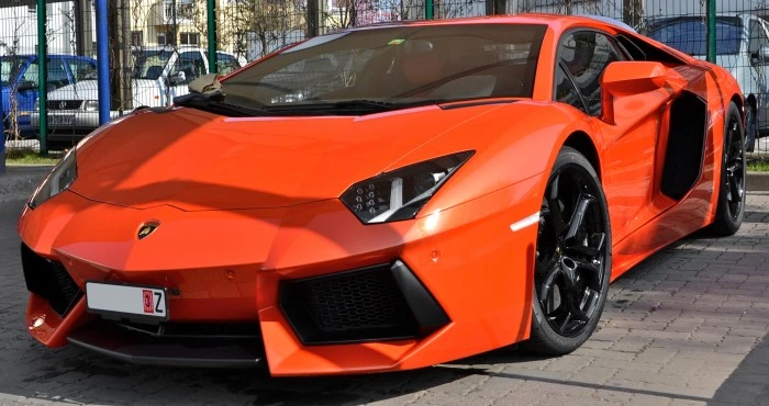 Lamborghini Aventador na cor laranja. Falando sobre o seguro lamborghini aventador.