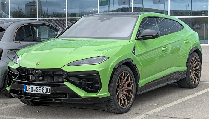 Lamborghini Urus na cor verde. falando sobre seguro lamborghini urus.