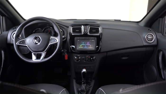Painel interno de um Renault Logan. Falando sobre seguro logan.