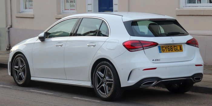 Perspectiva traseira de uma Mercedes-Benz A200. Falando sobre o seguro mercedes a200.