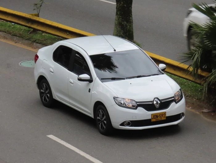 Renault Logan na cor branca. Falando sobre seguro logan.