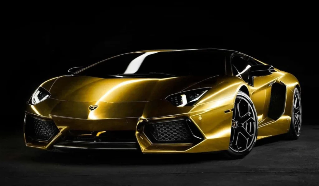 Veículo da Lamborghini na cor dourada. Falando sobre o seguro lamborghini.
