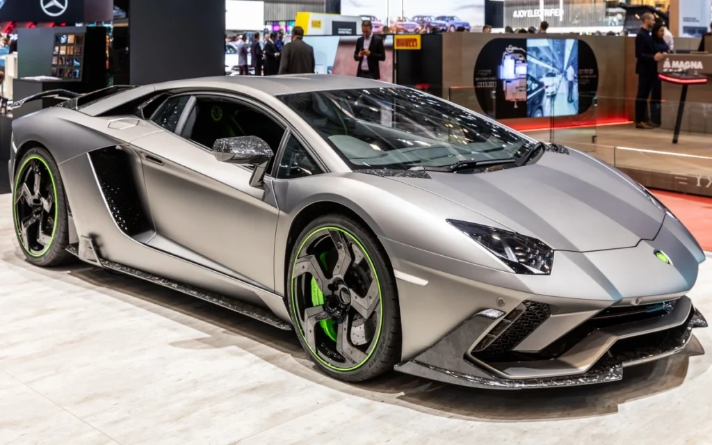 Lamborghini Aventador na cor prata. Falando sobre o seguro lamborghini aventador.