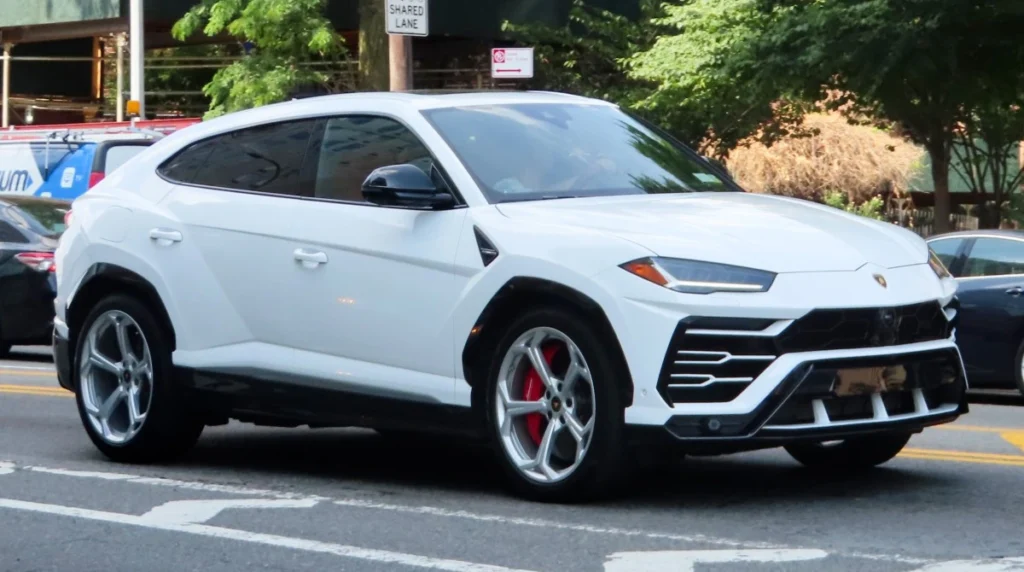Lamborghini Urus na cor branca. falando sobre seguro lamborghini urus.