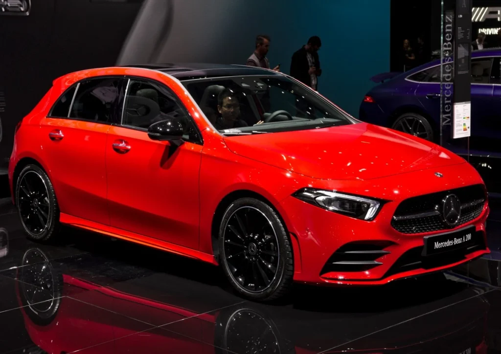 Mercedes-Benz A200 na cor vermelha. Falando sobre o seguro mercedes a200.