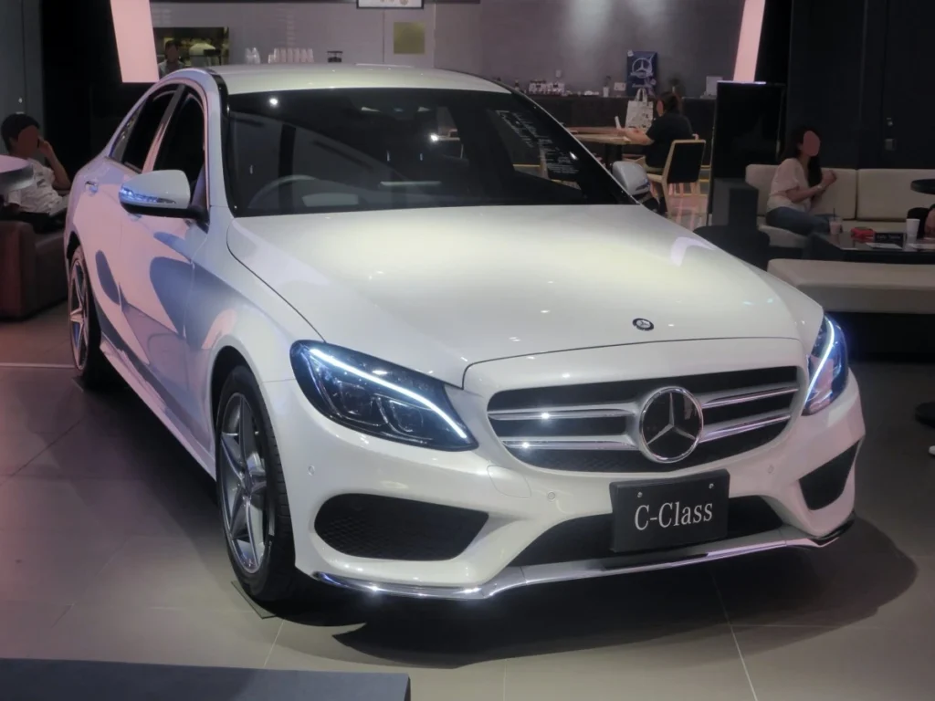 Mercedes-Benz C180 na cor branca. Falando sobre o seguro mercedes c180.