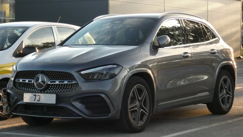 Mercedes-Benz GLA 200 na cor cinza. Falando sobre o seguro mercedes gla 200.