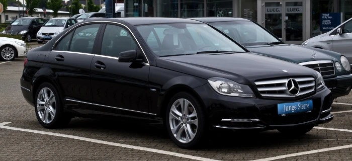 Mercedes-Benz C180 na cor preta. Falando sobre o seguro mercedes c180.