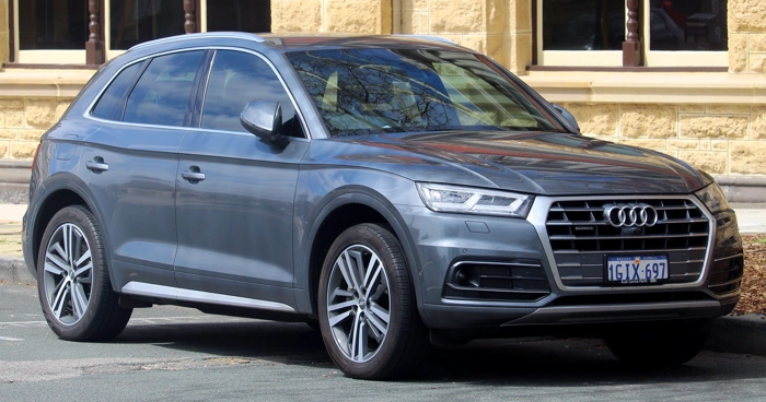 Audi Q5 cinza. Falando sobre audi q5 vs bmw x3 vs mercedes glc.
