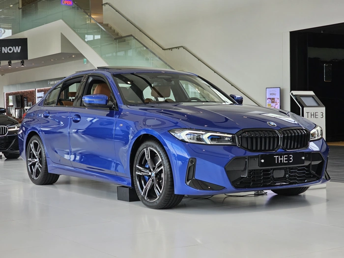 BMW 320i M Sport na cor azul cobalto. Falando sobre os 10 melhores carros de luxo para comprar no brasil.