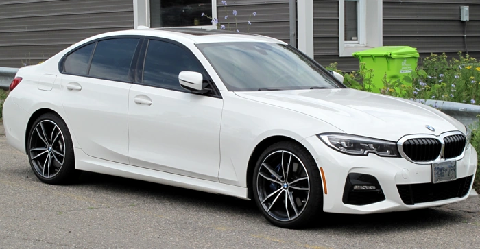 BMW 330i na cor branca. Falando sobre mercedes c300 vs bmw 330i.