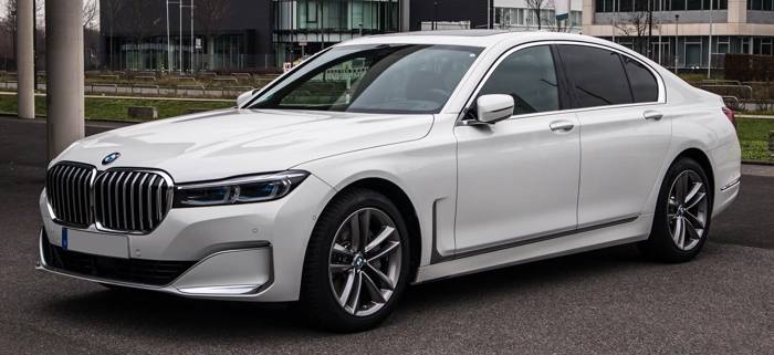 BMW 7 Series na cor branca. Falando sobre o comparativo bmw 7 series vs mercedes s class.