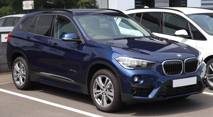 BMW X1 na cor azul escuro. Falando sobre os 10 melhores carros de luxo para comprar no brasil.