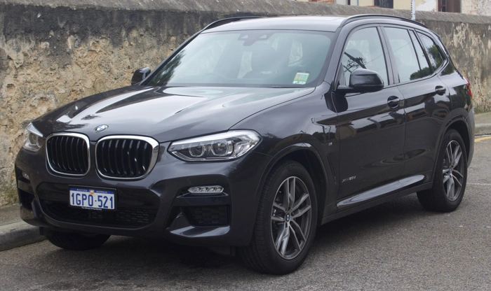 BMW X3 preta. Falando sobre audi q5 vs bmw x3 vs mercedes glc.