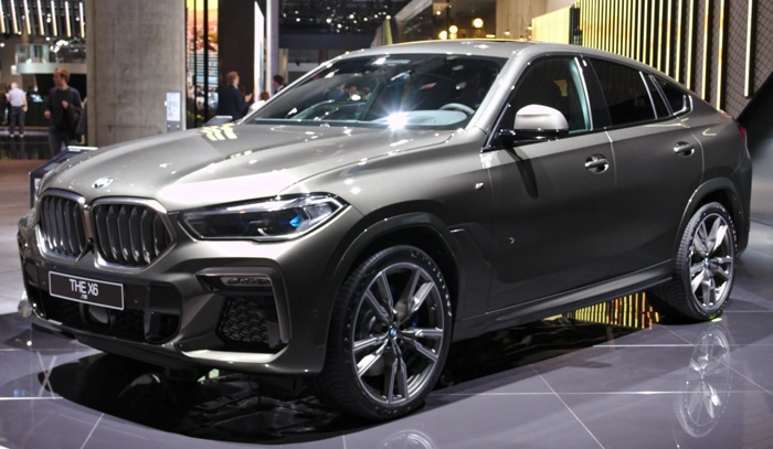 BMW X6 na cor cinza escuro platinado. Falando sobre o confronto bmw x6 vs mercedes benz gle coupe.