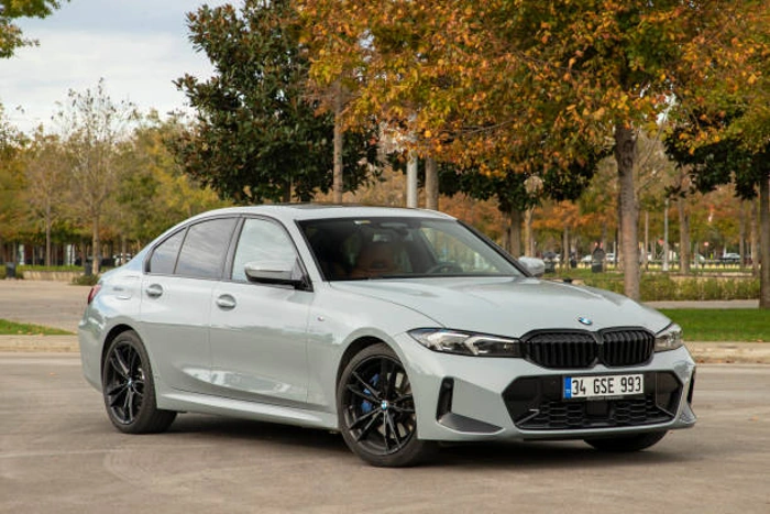 Veículo branco da BMW. Comparando audi vs bmw vs mercedes vs porsche.