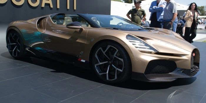 Bugatti Mistral em cor dourada. Falando sobre o carro mais caro do mundo.