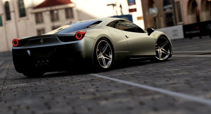 Perspectiva traseira de um carro superesportivo na cor cinza. Explicando o por que carros superesportivos não têm seguro.