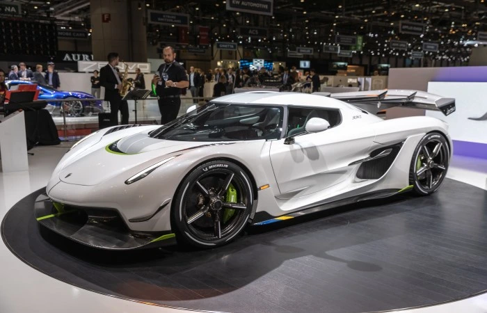 Koenigsegg Jesko Absolut na cor branca. Falando sobre o carro mais caro do mundo.