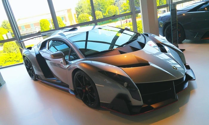 Lamborghini Veneno na cor grafite. Falando sobre o carro mais caro do mundo.