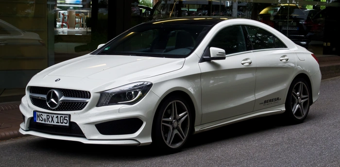 Mercedes-Benz CLA 200 na cor branca. Falando sobre os 10 melhores carros de luxo para comprar no brasil.