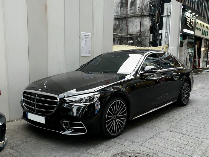 Mercedes-Benz S-Class preta. Falando sobre o comparativo bmw 7 series vs mercedes s class.