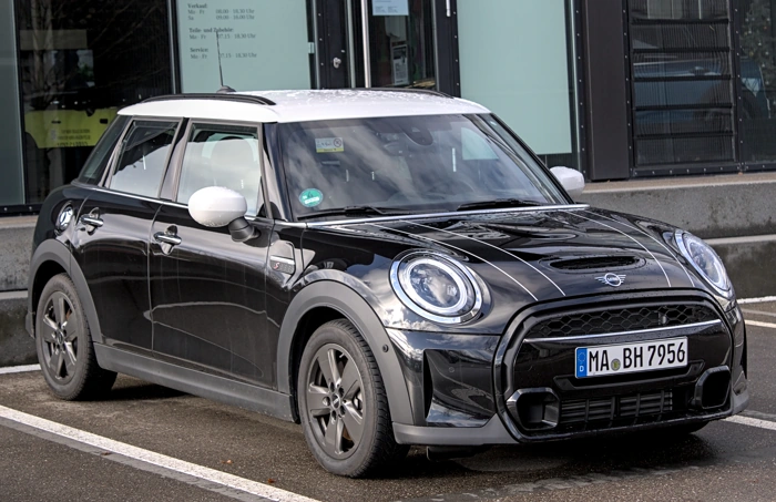 Mini Cooper S na cor preta. Falando sobre os 10 melhores carros de luxo para comprar no brasil.