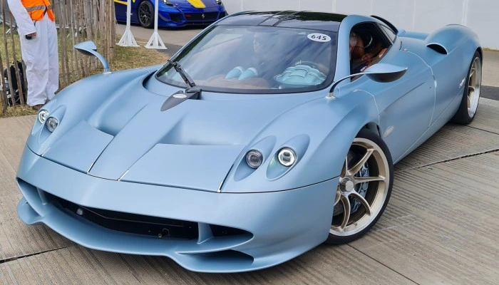 Pagani Huayra Codalunga na cor azul céu. Falando sobre o carro mais caro do mundo.