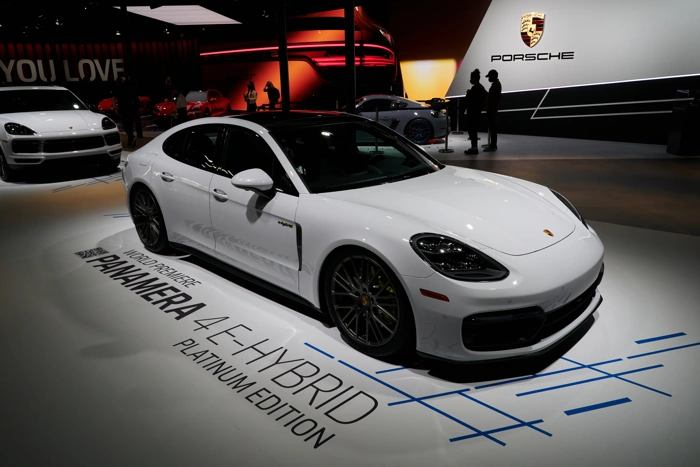 Porsche Panamera Híbrido na cor branca. Comparando audi vs bmw vs mercedes vs porsche.