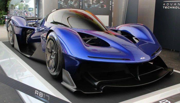 Red Bull RB17 na cor azul. Falando sobre o carro mais caro do mundo.