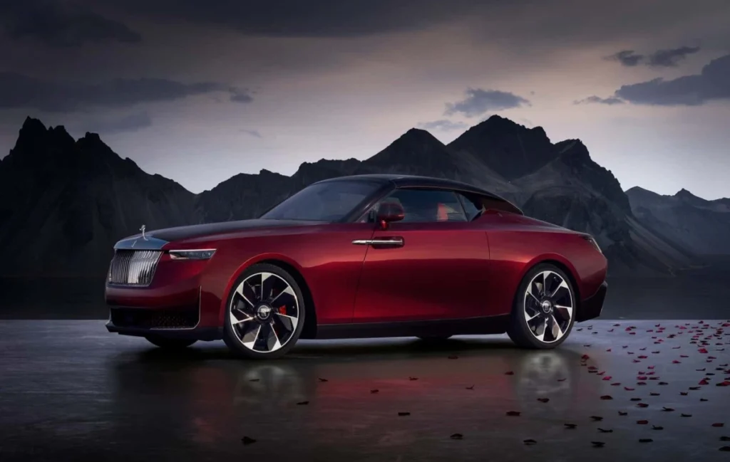 Rolls-Royce La Rose Noire Droptail na cor grená. Falando sobre o carro mais caro do mundo.