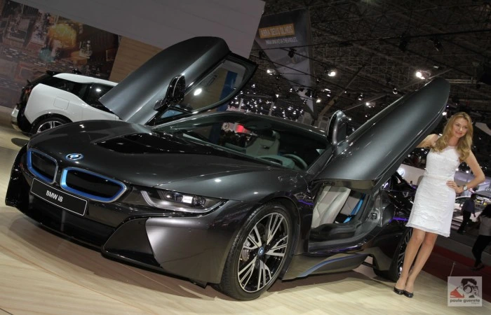 Superesportivo na cor cinza escuro. Explicando o por que carros superesportivos não têm seguro.