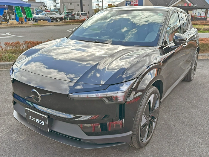 Volvo EX30 Ultra Extended Range na cor preta. Falando sobre os 10 melhores carros de luxo para comprar no brasil.