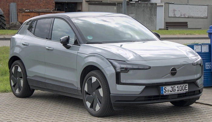 Volvo EX30 na cor cinza. Falando sobre os 10 melhores carros de luxo para comprar no brasil.