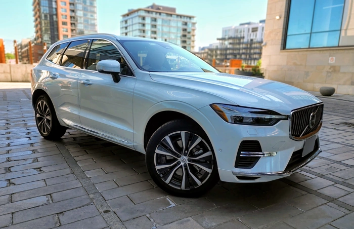 Volvo XC60 Recharge na cor branca. Falando sobre os 10 melhores carros de luxo para comprar no brasil.
