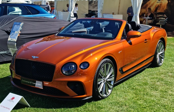 bentley continental gt speed na cor laranja. falando sobre quanto custam os seguros dos carros mais caros do país.